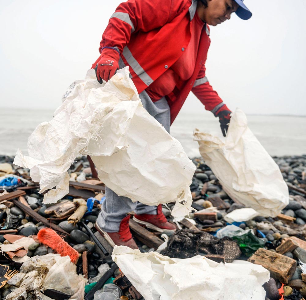Muchas botellas y vasos de plástico reciclables van a parar a las playas